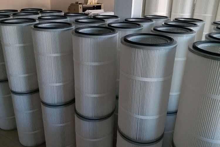 拋丸機除塵濾筒是一種用來進行過濾的筒狀元件，濾筒的濾料可選國產或進口聚酯長纖維無紡布